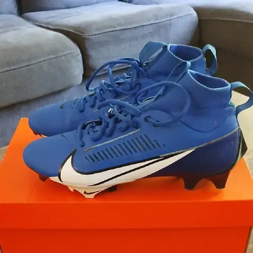 Men's Size M 10.0 (W 11.0) Nike Mid Top Molded Cleats (Used)