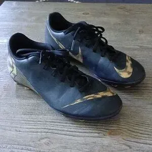 Black Kids 6Y (Big Kids / Youth) Nike Cleats (Used)