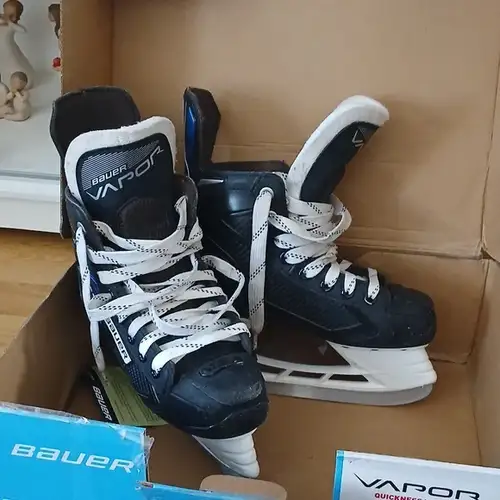 Bauer Hockey Skates Size 3 (Used)