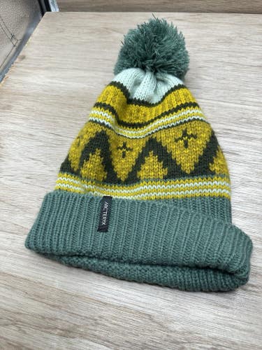Arc'teryx Unisex Toque Knit Beanie Pom in OS Wool Blend