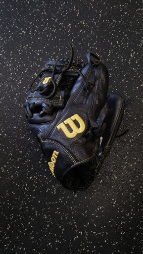 Used Wilson A09RB22DI115 BB/SB Glove RH Throw Black 11 1/2" 11849-S000031226