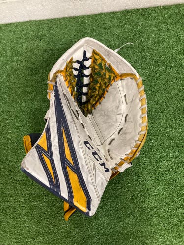 White Junior CCM Extreme Flex E4.5 Goalie Gloves & Blockers Regular (Used)