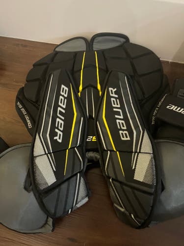 Medium jr. Bauer Goalie Chest Protector
