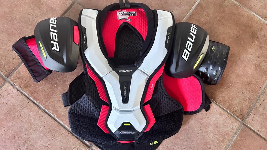 Men's Medium Intermediate Bauer Vapor Hyperlite Shoulder Pads (Used)