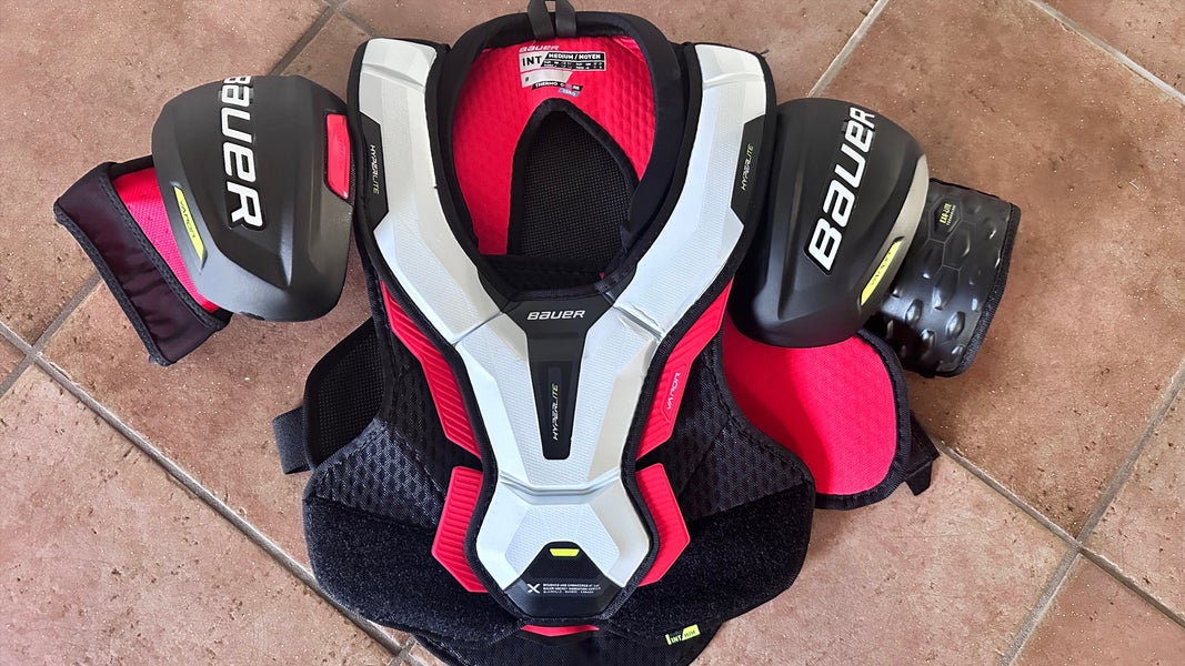 Men's Medium Intermediate Bauer Vapor Hyperlite Shoulder Pads (Used)