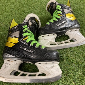 Junior Bauer Supreme 3S Hockey Skates Regular Width Size 1.5 (Used)