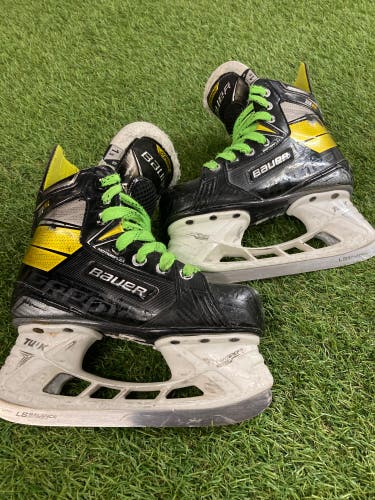 Junior Bauer Supreme 3S Hockey Skates Regular Width Size 1.5 (Used)