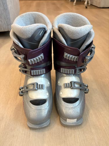 Mondo 23 & 23.5 Kid's Salomon Ski Boots (Used)