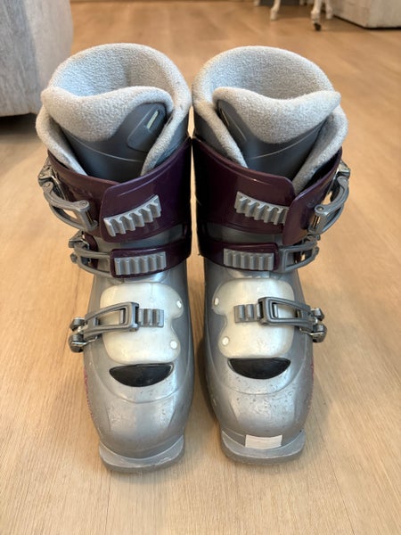 Mondo 23 & 23.5 Kid's Salomon Ski Boots (Used)