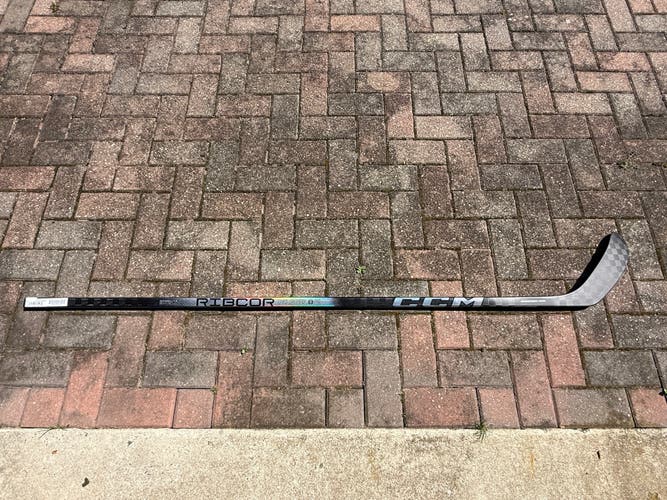New Senior Pro Stock RH CCM Ribcor Trigger 8 Pro, 75 Flex, P28M