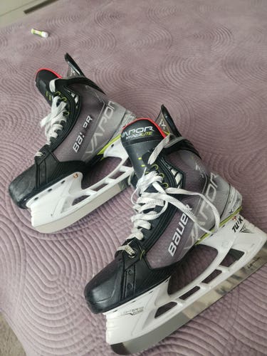 2023 Bauer Vapor Hyperlite Hockey Skates Narrow Width 8.5 (Used)