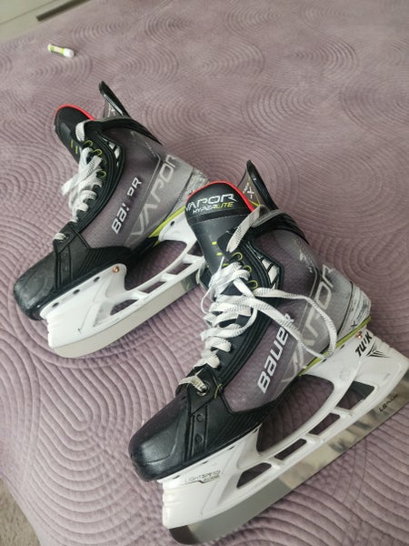 2023 Bauer Vapor Hyperlite Hockey Skates Narrow Width 8.5 (Used)