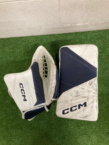 White Intermediate CCM Axis 2.9 Goalie Gloves & Blockers Regular (Used)