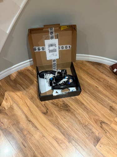 2023 True TF9 Hockey Goalie Skates Regular Width 6 (Like New)