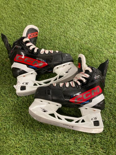 Junior CCM JetSpeed FT670 Hockey Skates Regular Width Size 1 (Used)