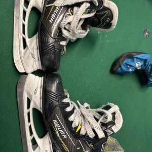2024 Bauer Supreme M40 Hockey Skates Size 3.5 (Used)