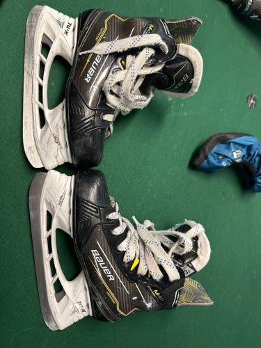2024 Bauer Supreme M40 Hockey Skates Size 3.5 (Used)