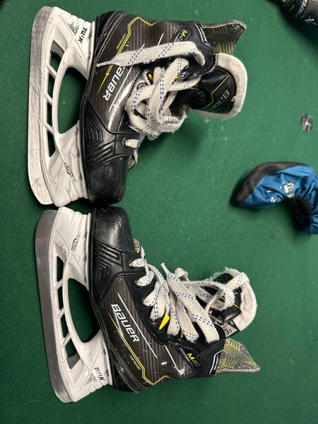 2024 Bauer Supreme M40 Hockey Skates Size 3.5 (Used)