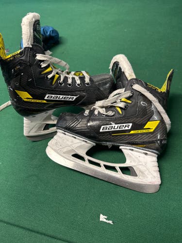 Bauer Supreme M4 Hockey Skates Size 2 (Used)