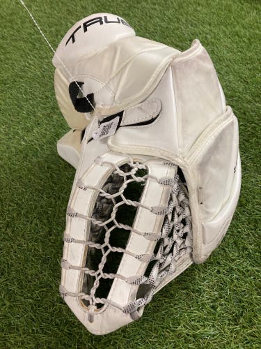 White Senior True Catalyst 7x3 Goalie Gloves & Blockers Regular (Used)