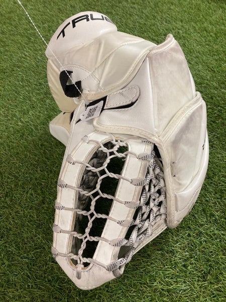 White Senior True Catalyst 7x3 Goalie Gloves & Blockers Regular (Used)