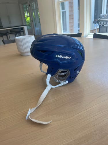 Medium Bauer Hyperlite Helmet (Used)