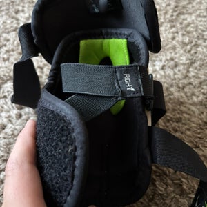 Junior Medium Reebok 16K Elbow Pads (Used)