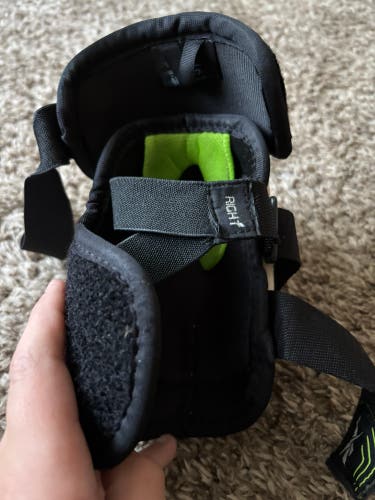 Junior Medium Reebok 16K Elbow Pads (Used)