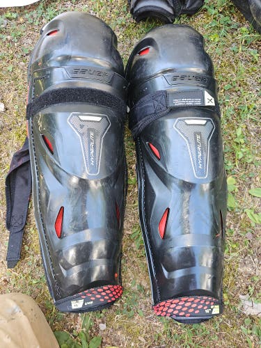 Senior Bauer Vapor Hyperlite 16" Shin Pads (Used)