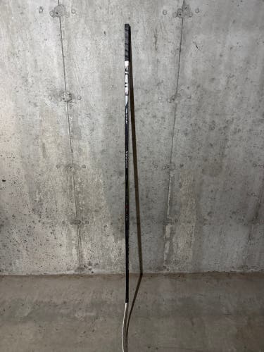 Senior Bauer Vapor Hyperlite 2 Right Handed Hockey Stick P92 (Used)