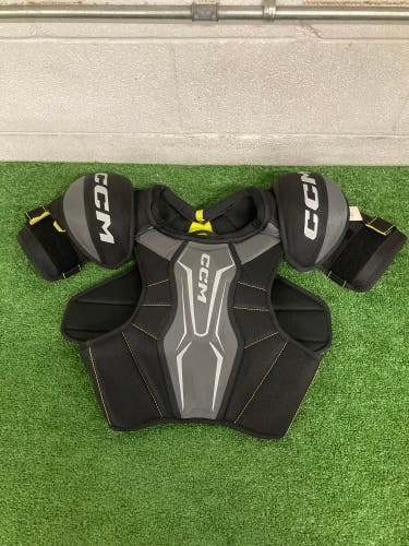 Small Senior CCM Tacks Shoulder Pads (Used)