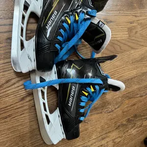 LIKE NEW Bauer Supreme M40 Hockey Skates Regular Width Size 3 (Used)