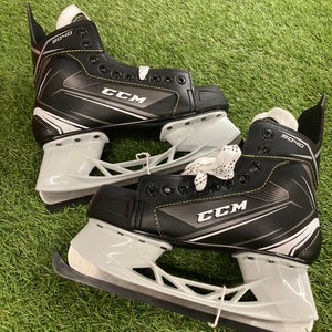 Intermediate CCM 9040 Hockey Skates Regular Width Size 5 (New)