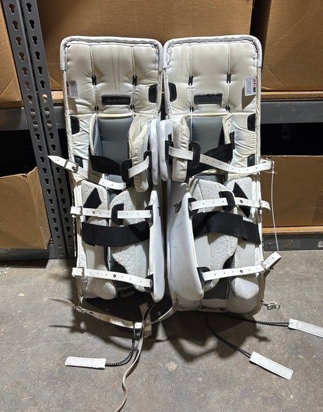 White 31" Intermediate Vaughn Velocity V7 Goalie Leg Pads (Used)