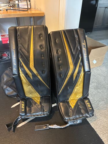 Medium True L20.1 Goalie Leg Pads with glove set (Used)