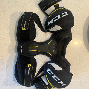 Medium Junior CCM Tacks 9060 Shoulder Pads (Used)