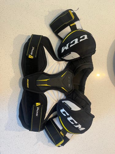 Medium Junior CCM Tacks 9060 Shoulder Pads (Used)