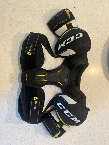 Medium Junior CCM Tacks 9060 Shoulder Pads (Used)
