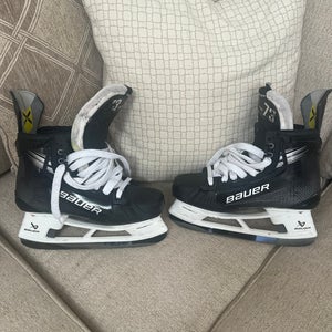 2024 Bauer Vapor Hyperlite 2 Hockey Skates Regular Width 9 (Used)