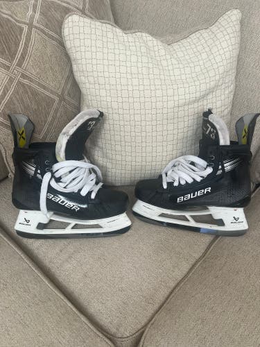 2024 Bauer Vapor Hyperlite 2 Hockey Skates Regular Width 9 (Used)