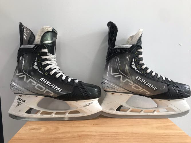 Bauer Vapor Hyperlite Hockey Skates Size 10, Fit 1 (Used)