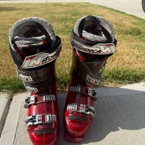 Mondo 30 & up Unisex Nordica Ski Boots Medium Flex (Used)