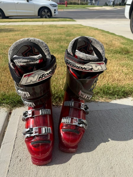 Mondo 30 & up Unisex Nordica Ski Boots Medium Flex (Used)