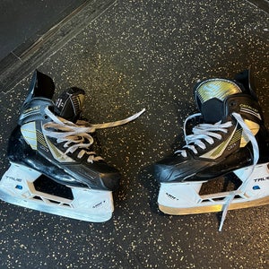 True Catalyst 5 Hockey Skates Size 4 (Used)