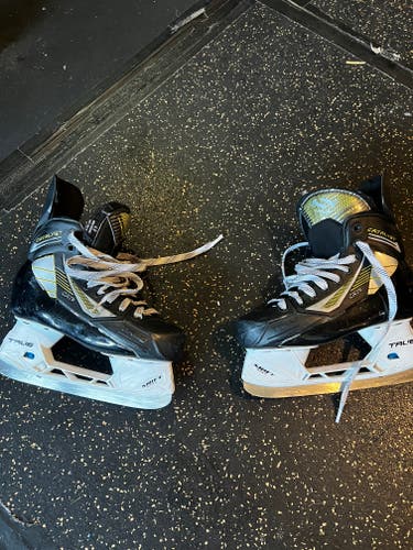 True Catalyst 5 Hockey Skates Size 4 (Used)