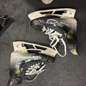 2023 Bauer Vapor Hyperlite 2 Hockey Skates 8.5 (Used)
