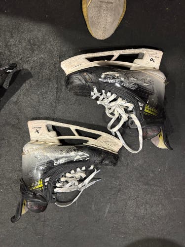 2023 Bauer Vapor Hyperlite 2 Hockey Skates 8.5 (Used)
