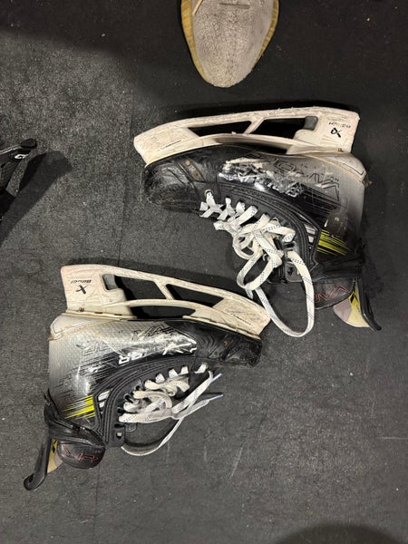 2023 Bauer Vapor Hyperlite 2 Hockey Skates 8.5 (Used)