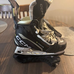 2022 CCM AS-V Hockey Skates Wide Width 6 (Used)