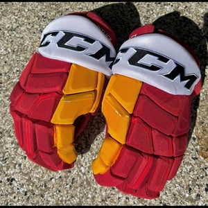 Calgary Flames NHL CCM HGQLXP Gloves 14" Pro Stock (Used)